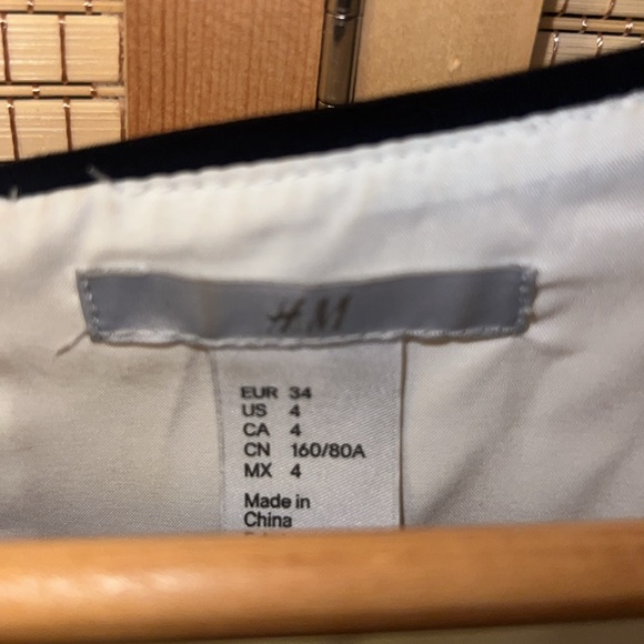 H & m classic dress size 4 - Picture 5 of 5